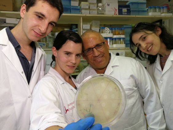 Проф. Ронен Хазан со студентами: лечение инфекций в Израиле